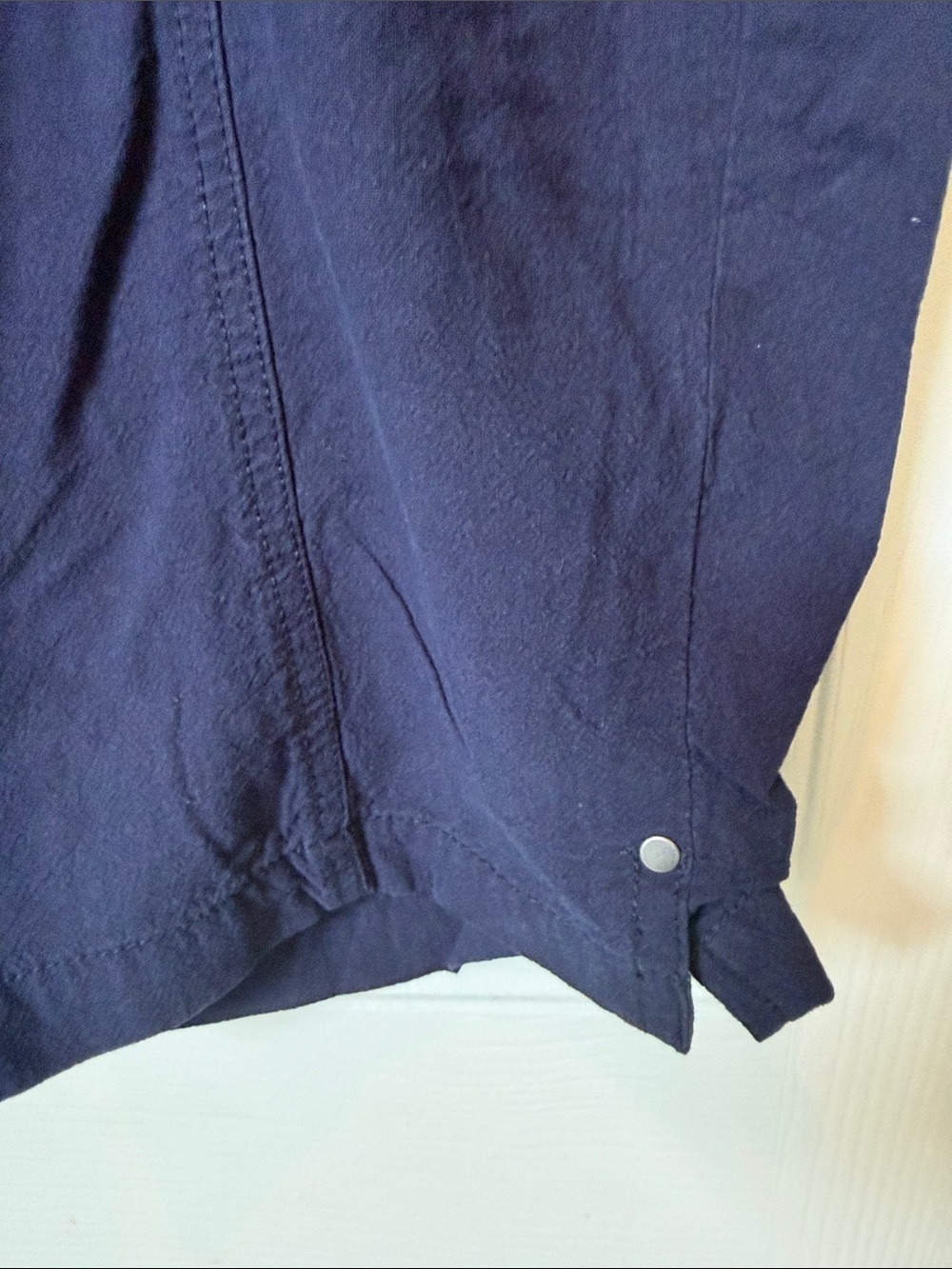 Women’s Croft and Barrow Linen Navy Drawstring Casual Capris - Picture 4 of 5